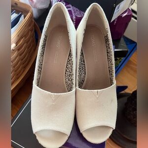 Tom’s open toe wedge - ivory size 8